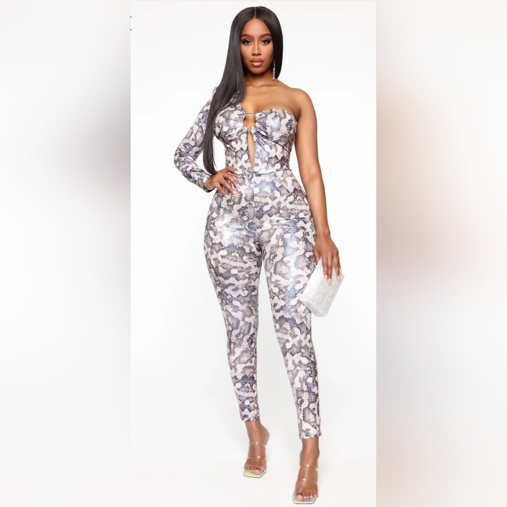 Fashion Nova One-Shoulder Snake Print Jumpsuit - Gray/White